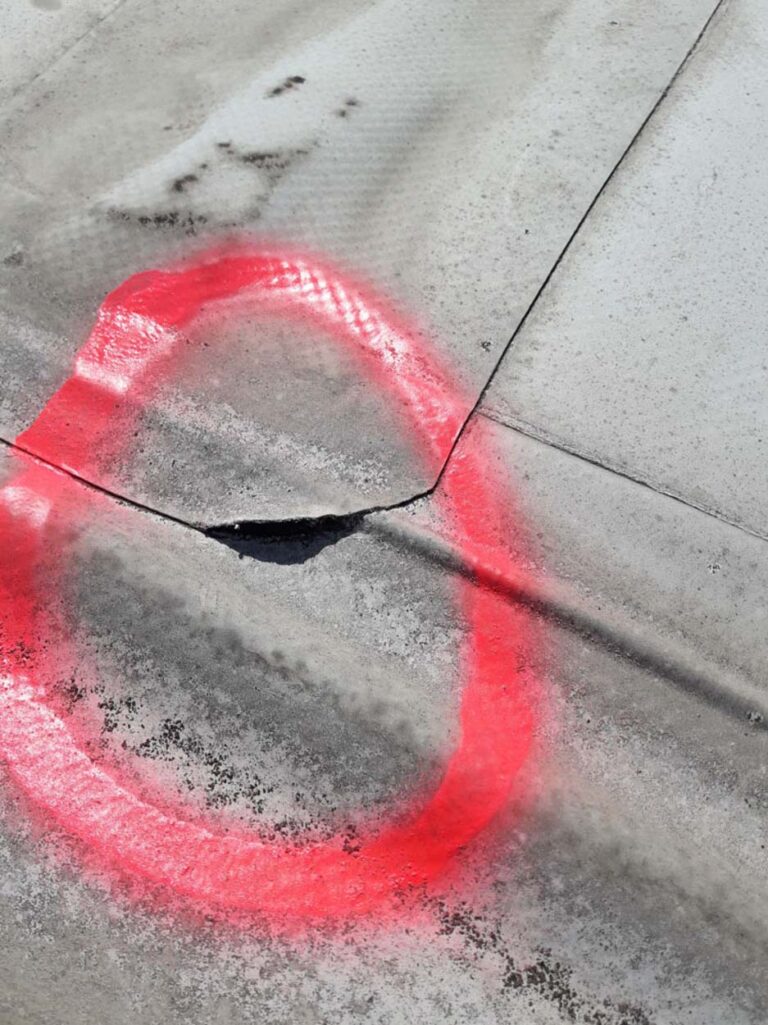 Riss im Beton mit rotem Kreis markiert.