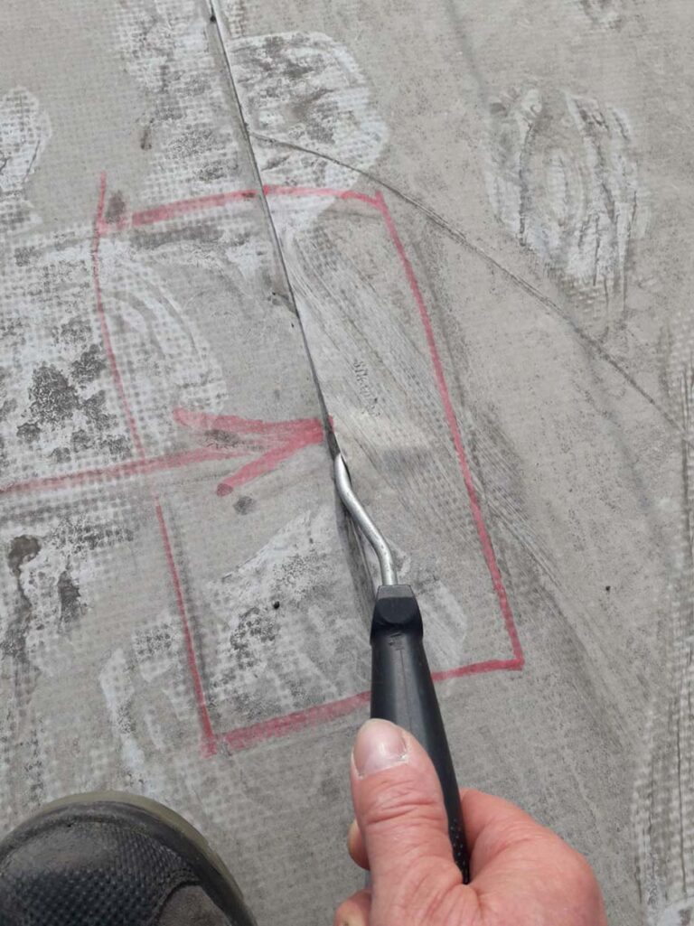 Bodenfuge mit Werkzeug bearbeitet