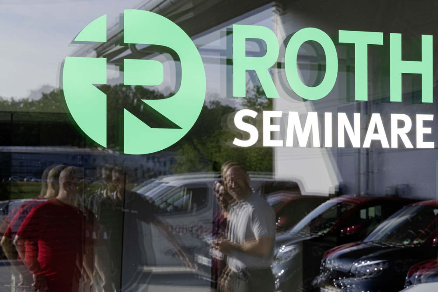 Roth Seminare Logo auf Glas reflektiert