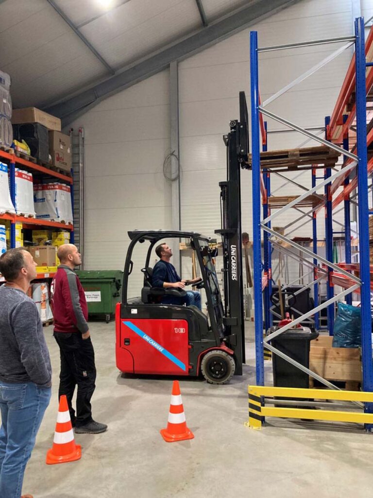 Gabelstaplerfahrer bei Warehouse-Schulung beobachtet.