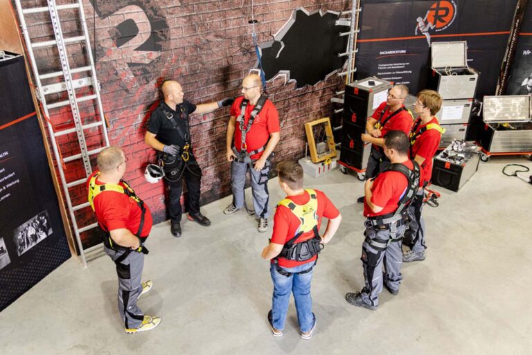 Arbeiter in Sicherheitsausrüstung erhalten Training indoors