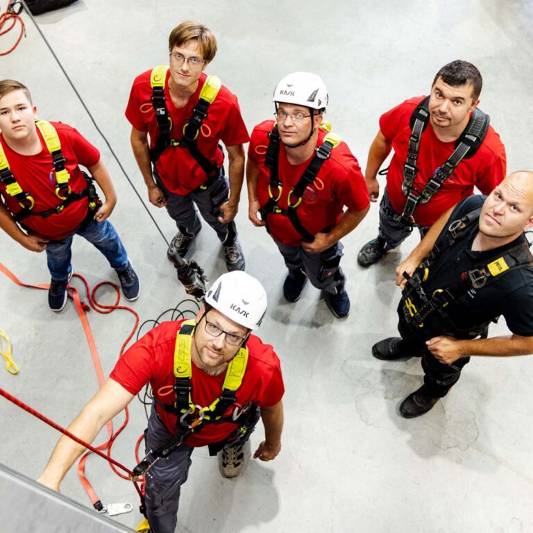 Gruppe von Männern in Sicherheitsausrüstung von oben betrachtet.