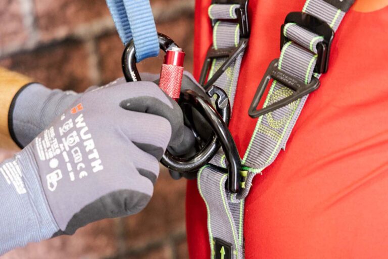 Sicherheitsgurt mit Handschuhen befestigt