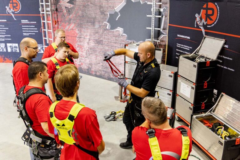 Sicherheitsdemonstration für Arbeiter mit Ausrüstung.