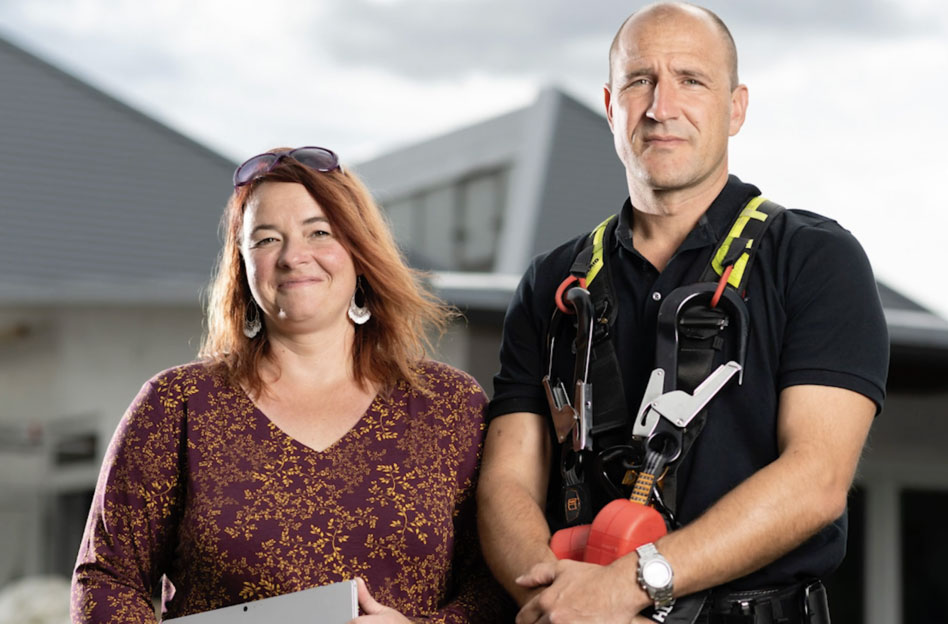 Zwei Personen vor einem Gebäude.